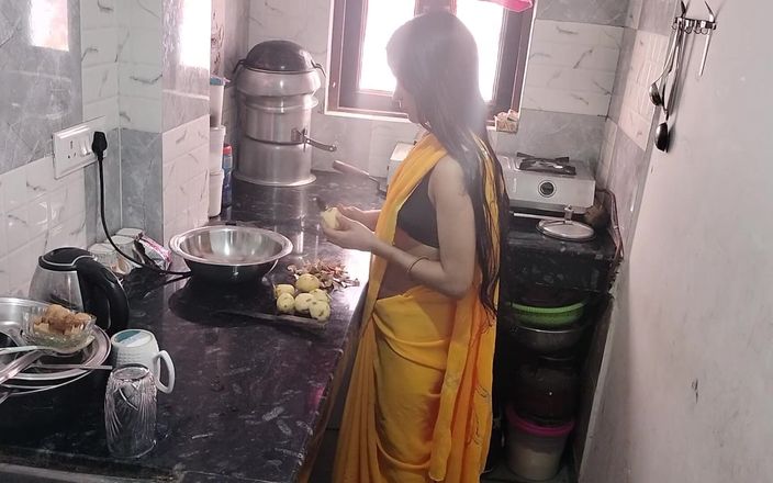 Shabnam Bhabhi: Hintli evli kadın yemek pişirirken mutfakta ateşli seks