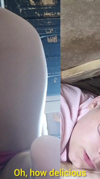 継子は、流しの下に閉じ込められた継母の無力さを見ます