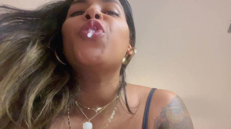 Mya Mula Goddess: Stinkende spucke