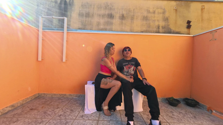 Gabi SweetCouplesStories: Kör adam halka açık bir yerde otururken şanslı bir gün.