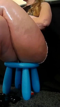 Sexy e con le gambe lunghe sulla sedia bassa 1