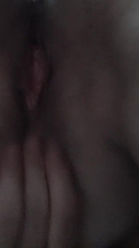 Mi siedo sulla tua faccia e mi strofina la figa sulla tua lingua fino a quando non mi sborro