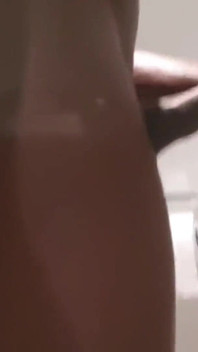 Nata4sex mi sego il mio grosso cazzo in bagno