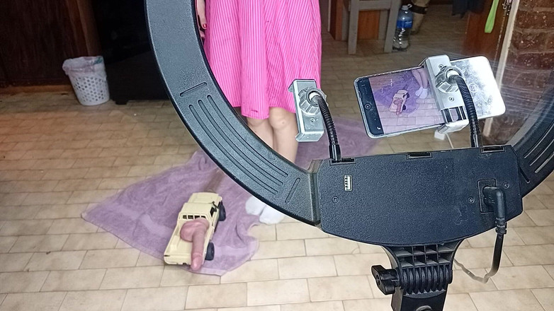 18blondteen: Chica universitaria follada por el coño con rc coche