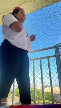 Gordita latina en sesión de pedos en el balcón y grueso culo liberando fuertes pedos apestosos al aire libre
