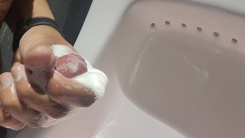 OnlineKrantikari: Oficinista cachonda se cuela en el baño para masturbarse después...