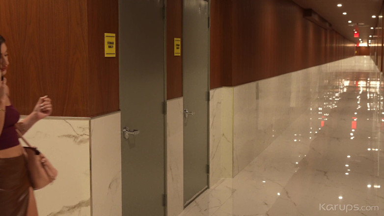 Karups Solo: Rauchendes heißes schätzchen wird beim masturbieren in der hoteltreppe erwischt