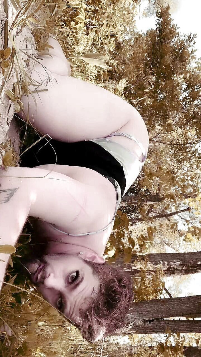 King Of Crossdress: Pose berbahaya di pantai dekat orang 4 u