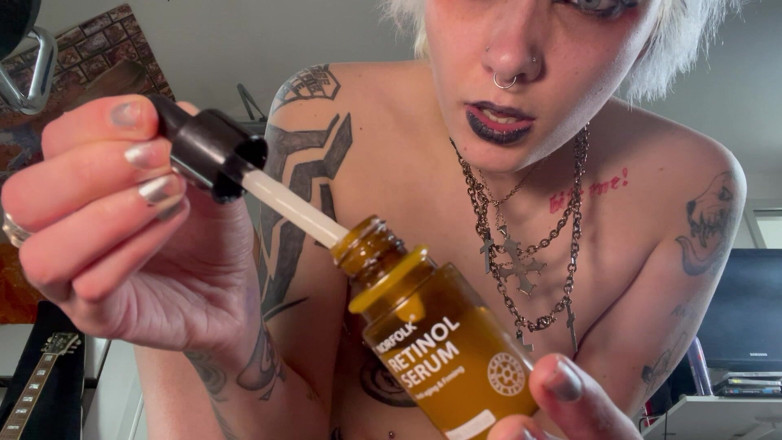 Glitterqueen1999: Glitterqueen1999 frotando loción sobre mi fetiche con ombligo, bofetadas del...