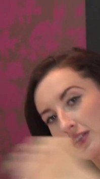 Godaan cewek topless sophia smith di ranjang