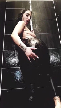 La miLF tatuata stuzzica le sue curve in pelle bagnata