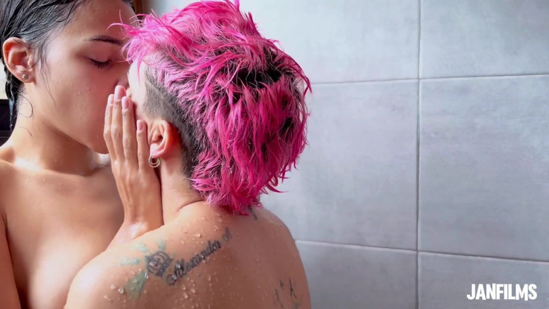 Ameliamalbec: Heiße dusche! Du hast deine kleinen finger in meine muschi...