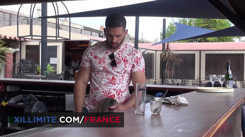 Made In France: Una teen calda durante le vacanze viene rimorchiata dal barista