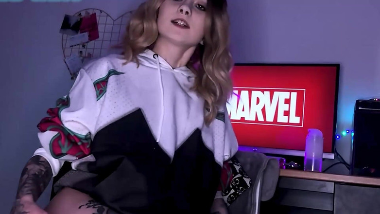 Eva Barbie: 好色的继父给他的继女洗澡