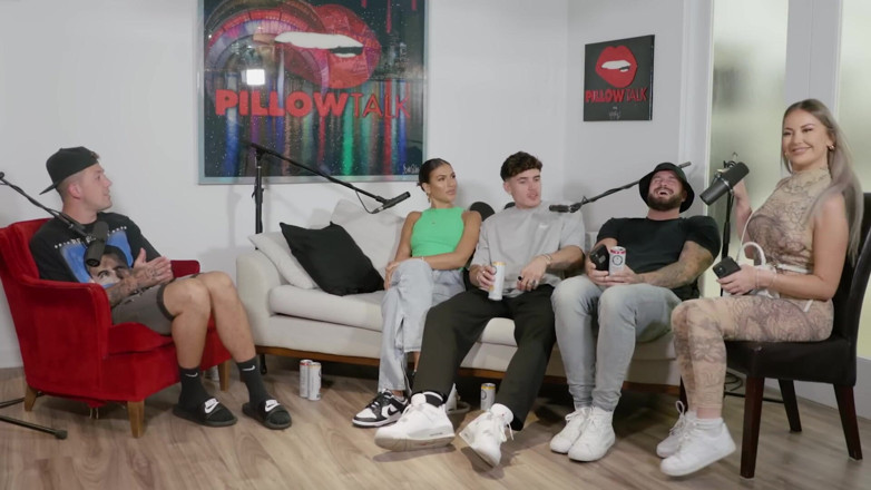 Pillow Talk: Cam Holmes on, l avec Emily Faye Miller