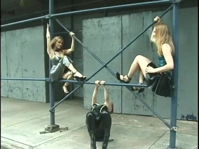 Girl on Girl: 두 명의 섹시한 창녀가 보도에서 금발을 처벌합니다 - (오디오는 없지만 음악)