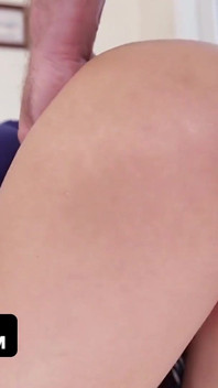 热辣的拉丁继女ada sanchez的紧致少女阴户被继父的精液覆盖