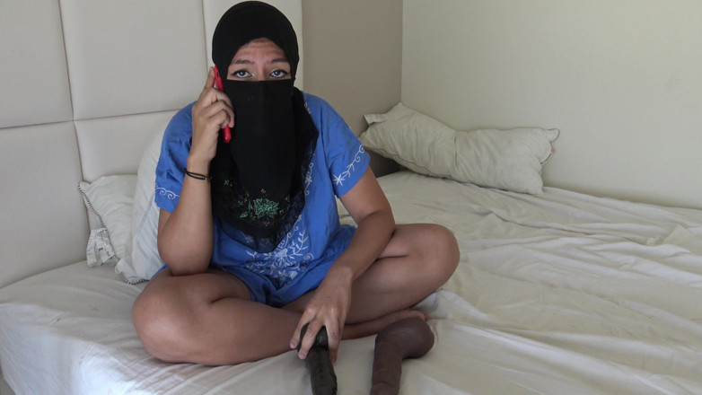 Souzan Halabi: Árabe marroquí llama a un hombre africano con una gran...