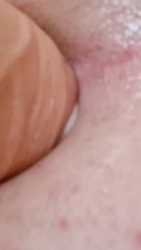 Trans kız büyük dildoyla sıkı götlerini sikiyor - prettyboi2000x