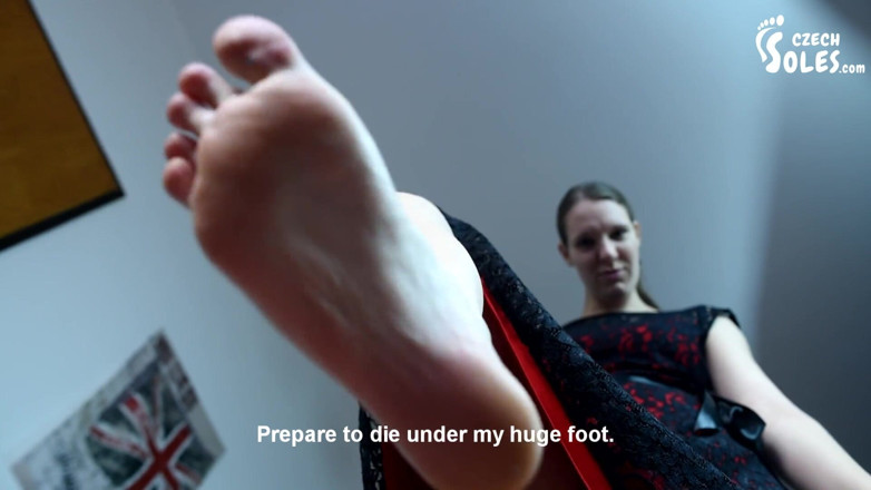 Czech Soles - foot fetish content: Drcení nohou tohoto nepříjemného malého buga - vy!