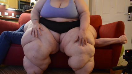 Full Weight Productions: Awek montel super saiz Bobbi Jo's memijak dan skuasy sofa