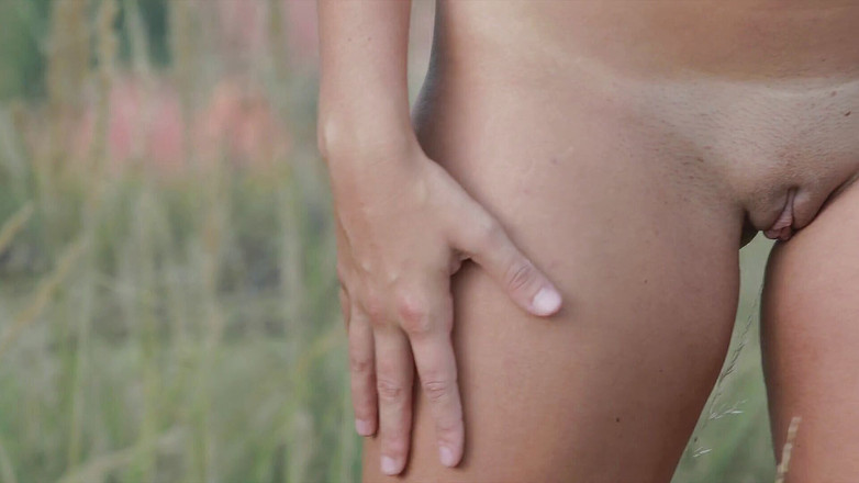 XCZECH: Sharon Cherry - Dvě dívky ukazující kundičky za západu slunce