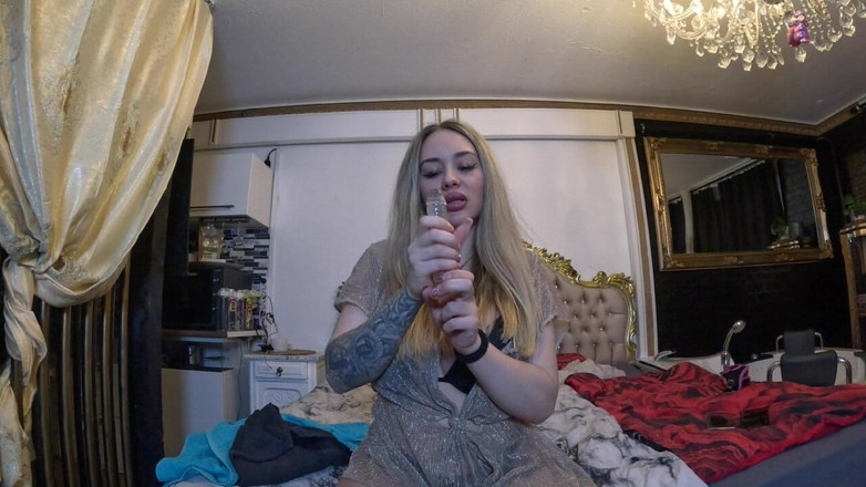 Queen_of_BDSM: Подивіться, як я знімаю в чоботях на підборах!