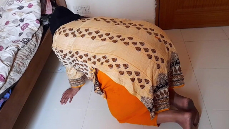 Aria Mia: Pacarku nggak punya pantat bahenol, jadi aku ngentot sama tante...