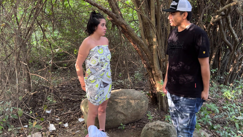 ManuelaAlvarez: Une fille sexy perdue dans la forêt finit par se...