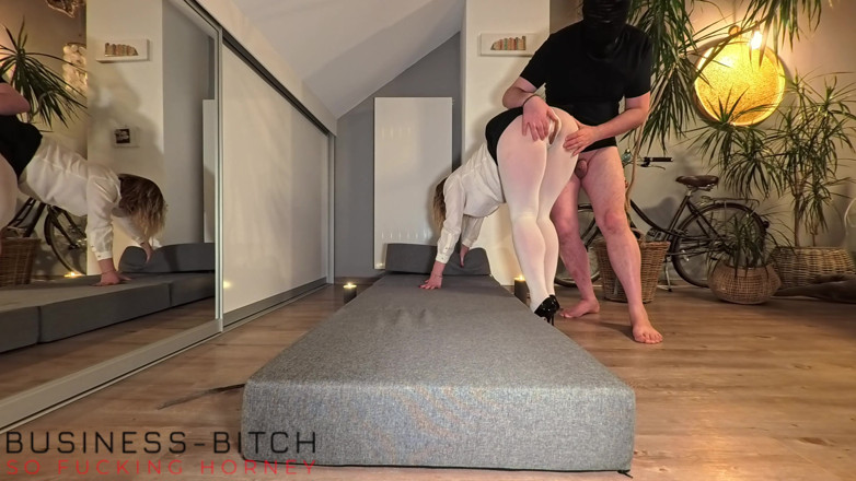 Business Bitch: Podnikatelka v bílých punčocháčích má gloryhole sex se svým šéfem a...