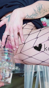 In eine Schädelschale pinkeln und dann kommen? Das ist hübsches Goth, wenn du mich fragst!