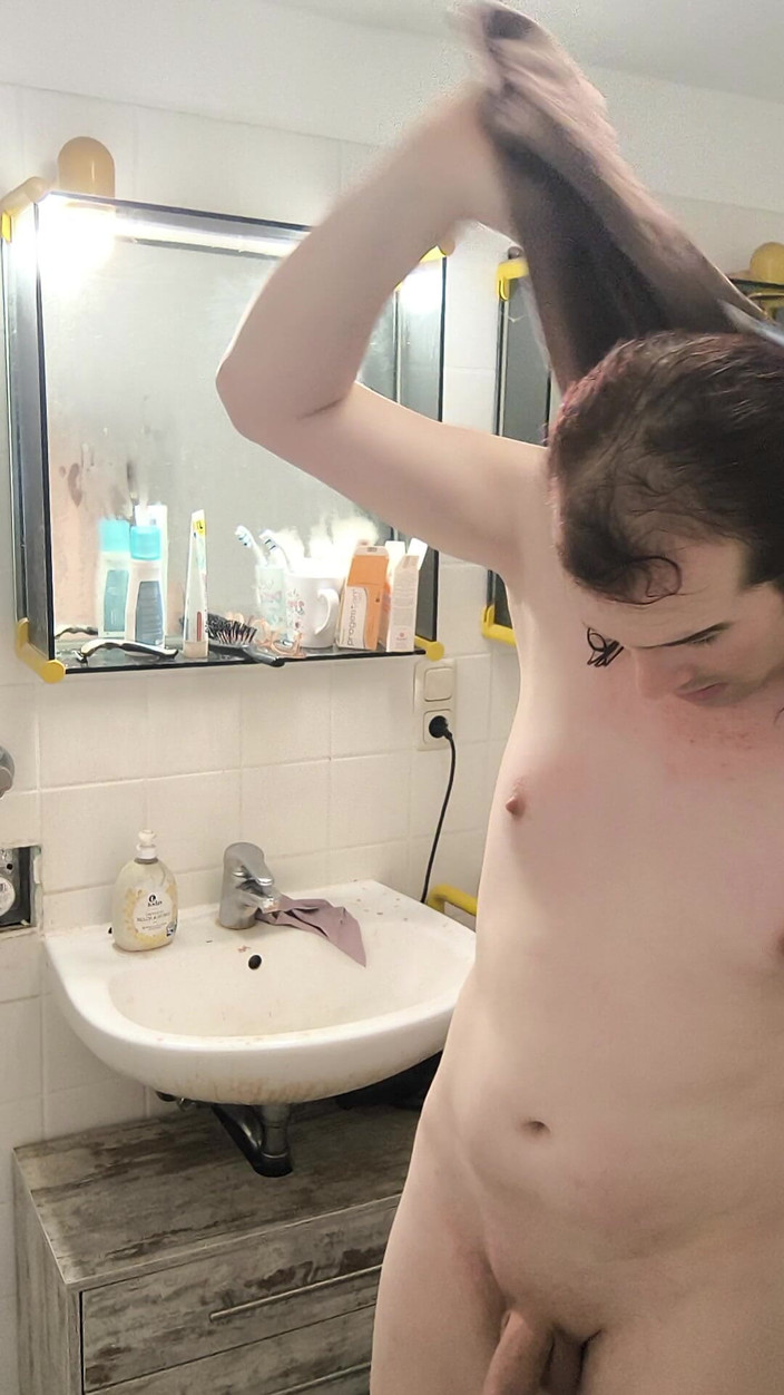 JanineLang: Vòi hoa sen, cạo râu, phơi khô và uống hormone