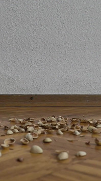 130kg žena chodí po pistachio shells - křupavé zvuky
