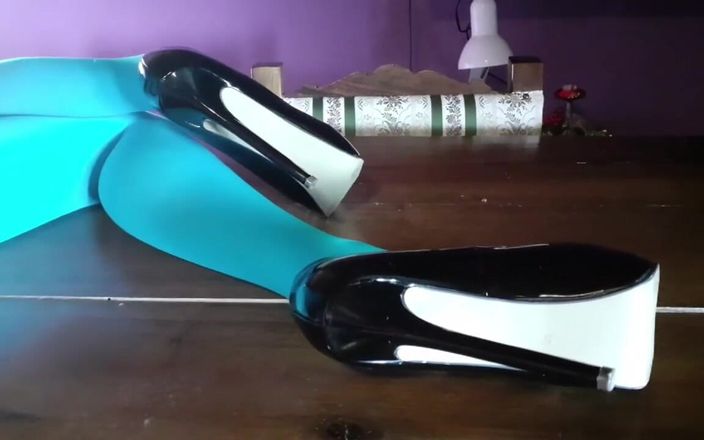 LauraOnHeels: MILF z pięknymi nogami w rajstopach i szpilkami leżącymi na...