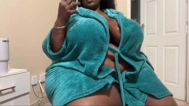 Legendary Booty Overdose: İri göğüslü emziren zenci iri güzel orta yaşlı seksi kadın...