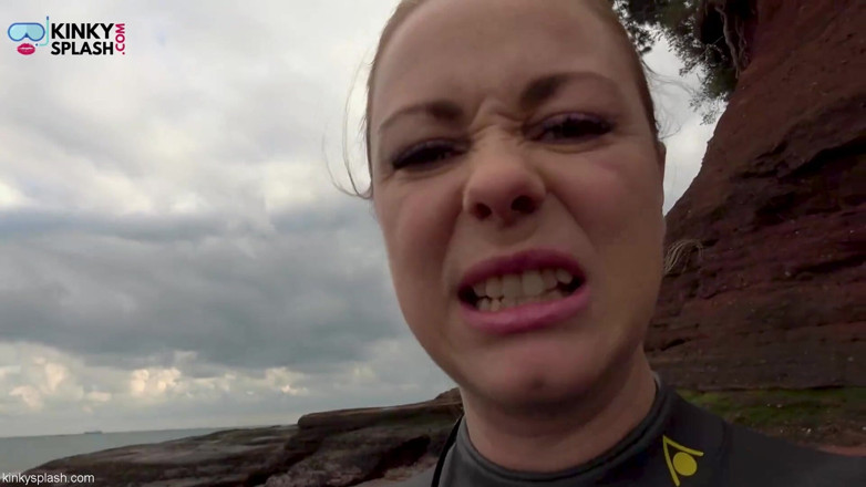 UKCuteGirl Lucy Lauren: Велетень у мокрому костюмі знаходить крихітну іграшку, щоб дражнити