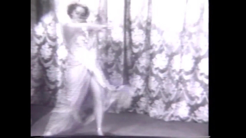 The Unforgettable: Žena tančí v divadle