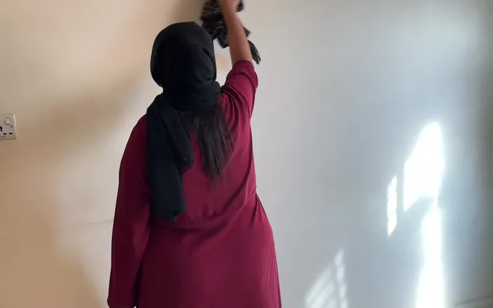 Aria Mia: अरेबियन होटल नौकरानी मेरे कमरे की सफाई करती है और मुझे अपनी विशाल गांड और विशाल स्तन दिखाती है!