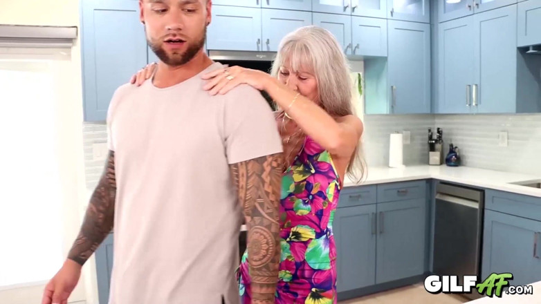Gilf AF: 근육질의 문신을 한 배다른 아들의 스트레스를 짜주는 GILF Leilani