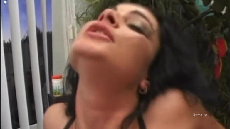 Monster Cocks: Orgie sexy cu trei gagici foarte sexy care au pasiune...