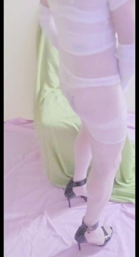 Tgrl sara si cewek pecar dengan stoking nilon lagi asik menggoda pria kulit putih dengan rok mini tembus pandang dan dildo