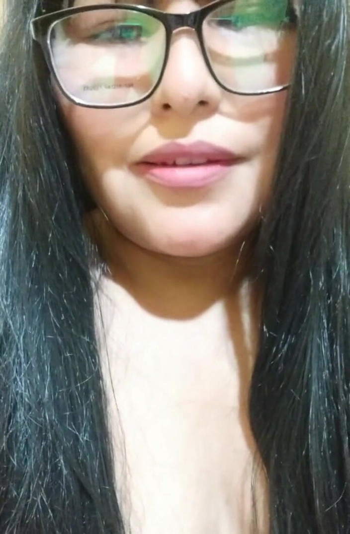 Carla Villalobos: Donna con culo grosso in un perizoma rosso desiderosa di...