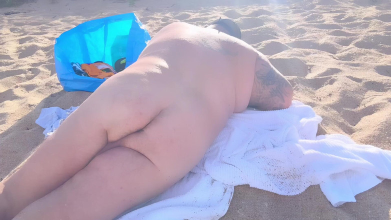 Hand-Free-Daddy-Chub: Cur gras pe bătrân pe plajă