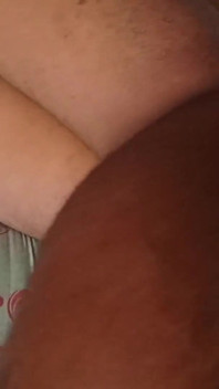 Teenagerka s obřími prsy je ošukaná velkým černým pérem ve stylu Titty Ebony