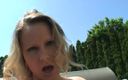 Rada video productions: Блондинка мастурбує своєю секс-іграшкою в саду, насолоджуючись, як повія