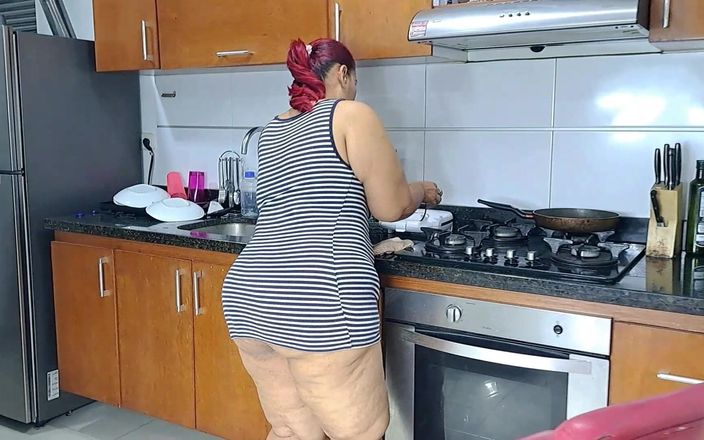 MILF Brandy: Ma belle-mère me laisse la baiser dans la cuisine
