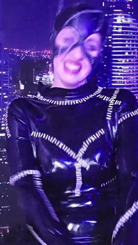 Catwoman strappa un pettirosso parte 1