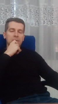 Відео від першої особи, смокче великий член боса на роботі, перший мінет
