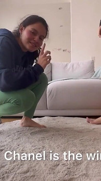 Weibliches Wrestling mit verschwitzten und großen Füßen