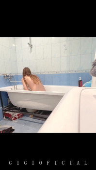 La figliastra si fa un bagno